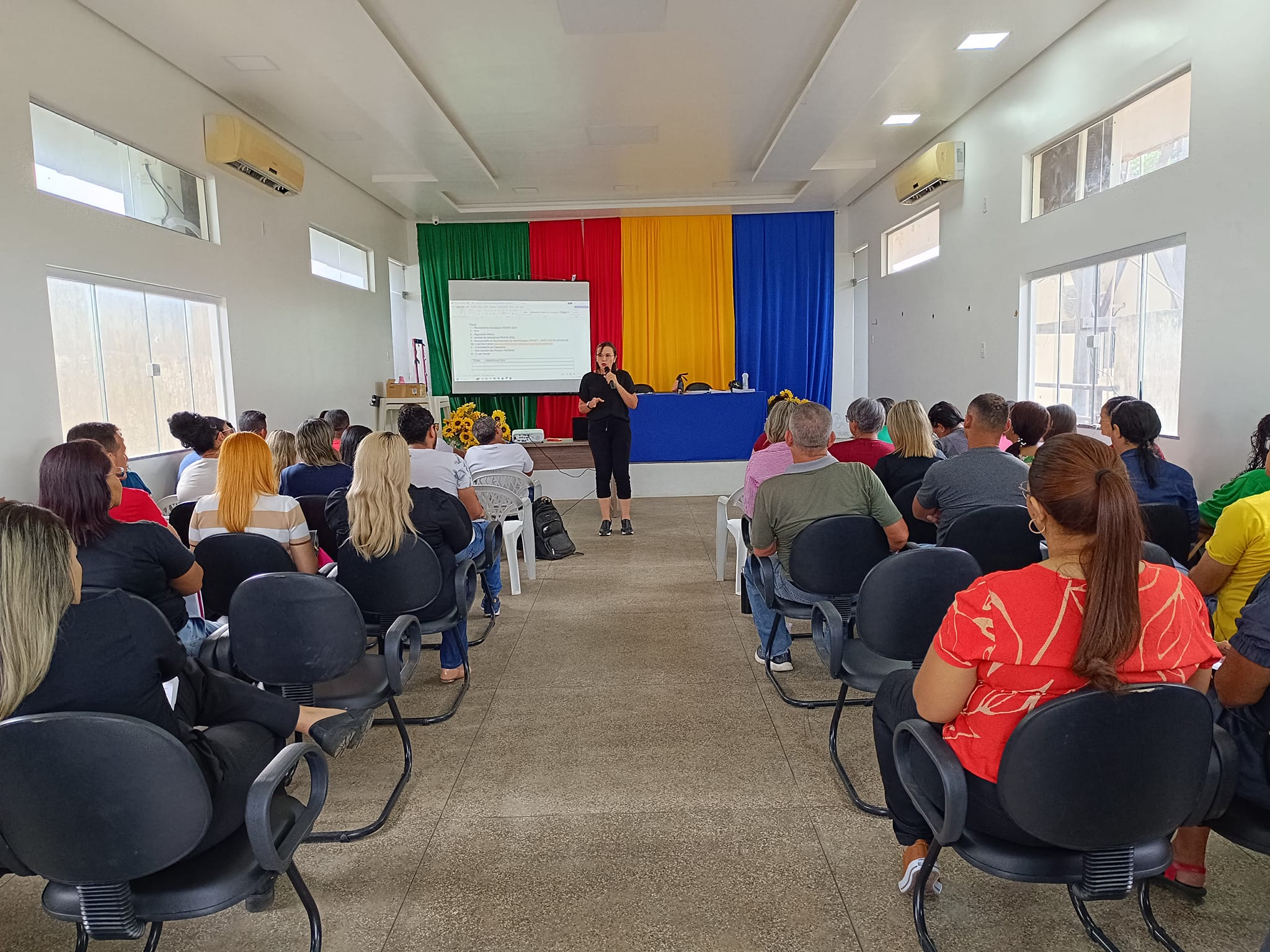 REUNIÃO COM OS GESTORES ESCOLARES E PEDAGOGOS DA REDE MUNICIPAL DE EDUCAÇÃO.